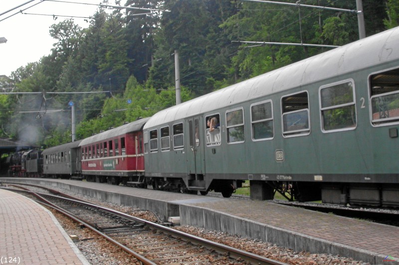 Bahn 124.jpg - Der Sonderzug mit drei Personenwagen die ebenfalls aus vergangenen Tagen stammen.